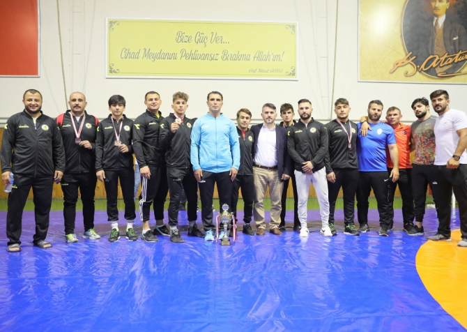 Sivaslı pehlivanlar Türkiye 3.’sü oldu