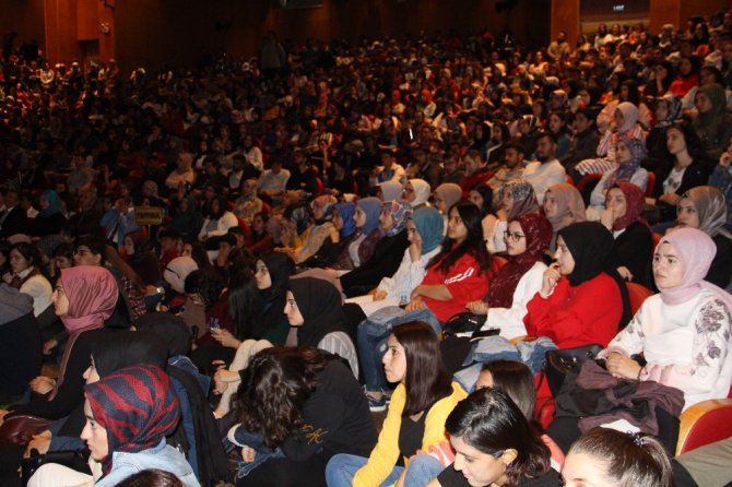 ‘Dilimizin Kemiği’ konulu seminerde Türkçe’yi anlattı