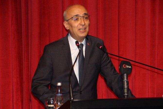 ‘Dilimizin Kemiği’ konulu seminerde Türkçe’yi anlattı