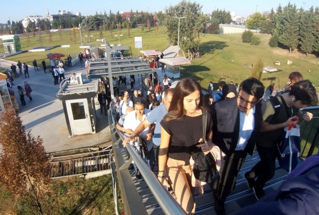 Üst geçitten geçmek paralı oldu! İstanbulkart basmadan geçilemiyor