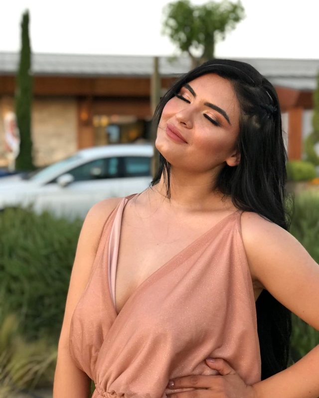 Mini elbiseli poz paylaşan Hanife Gürdal'ın photoshop foyası ortaya çıktı