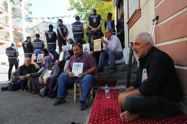 Diyarbakır'daki evlat nöbeti tutuan aileler yapılan tehditler devam ediyor