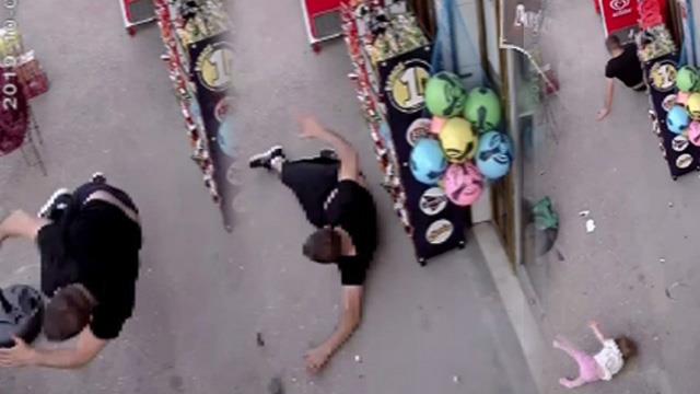 Bursa'da kaldırımda bebeği ile bekleyen babaya minübüs çarptı