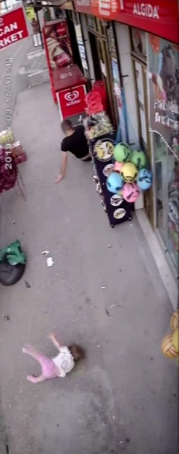 Bursa'da kaldırımda bebeği ile bekleyen babaya minübüs çarptı