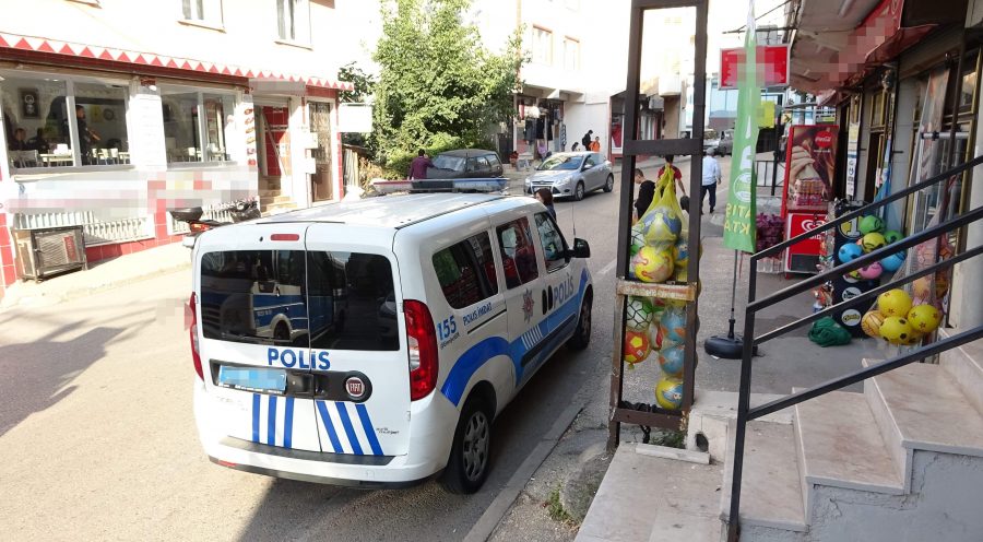 Bursa'da kaldırımda bebeği ile bekleyen babaya minübüs çarptı