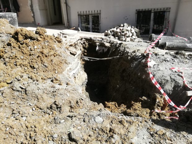 Eseyurt'ta bir işçi yol çalışması sırasında göçük altında kaldı