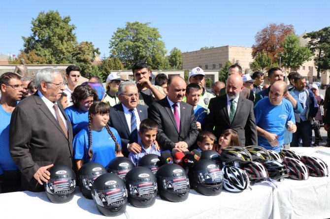 Kayseri’de protokolün trafik uygulamasına sigara içen ve emniyet kemeri takmayan vatandaşlar takıldı