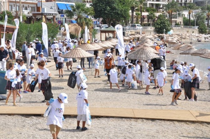 Bodrum’a plaj temizliği için gelen AB delegasyonu gövde gösterisi yaptı