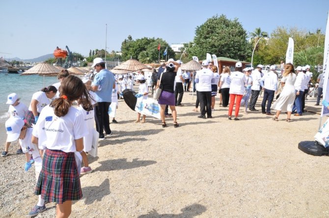 Bodrum’a plaj temizliği için gelen AB delegasyonu gövde gösterisi yaptı