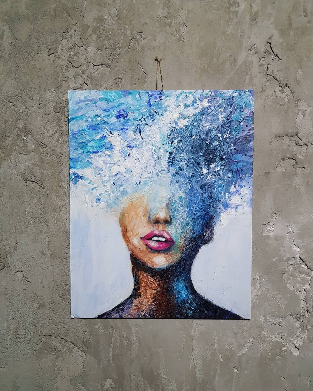 Hiç görmediğiniz bir yetenek! Göğüsleriyle resim yapıyor...