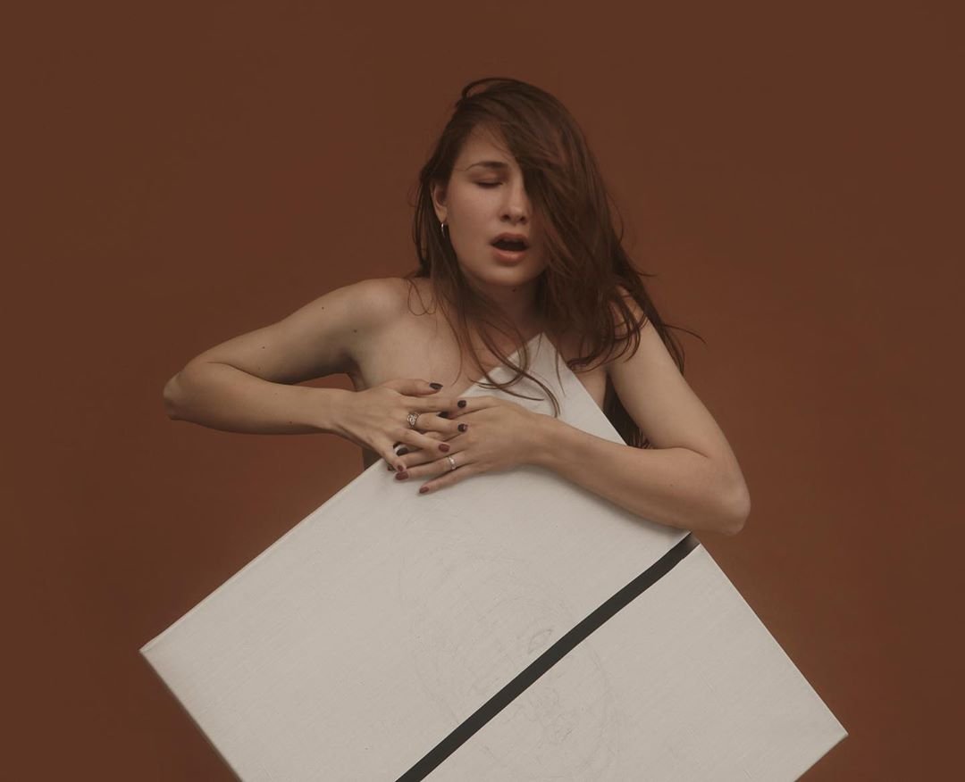 Hiç görmediğiniz bir yetenek! Göğüsleriyle resim yapıyor...