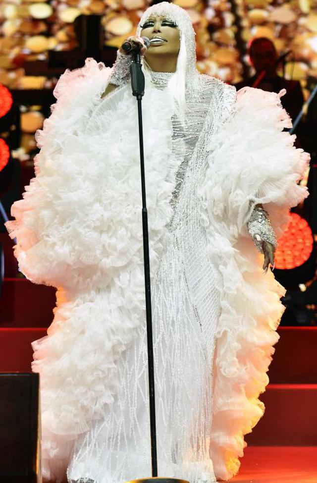 Bülent Ersoy üzerinde 20 kiloluk taş taşıdı