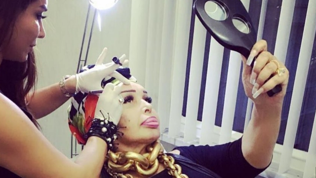 Bülent Ersoy üzerinde 20 kiloluk taş taşıdı