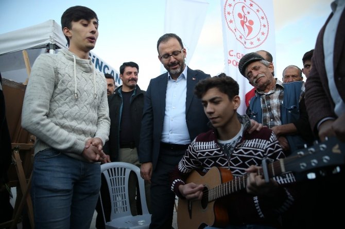 "İnternetin cazibesini bir kenara bırakıp, kendini spora, sanata, kültüre adayan gençleri tebrik ediyorum”