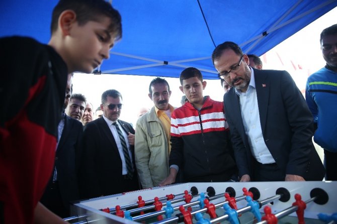 "İnternetin cazibesini bir kenara bırakıp, kendini spora, sanata, kültüre adayan gençleri tebrik ediyorum”