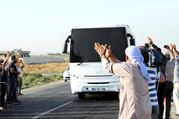 Suriye sınırında duygulandıran anlar! Mehmetçik coşkuyla karşılandı