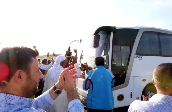 Suriye sınırında duygulandıran anlar! Mehmetçik coşkuyla karşılandı