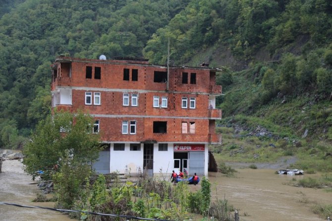 Evlerinin önü balçıkla dolunca evlerinde mahsur kalan vatandaşlar AFAD ekipleri tarafından kurtarıldı