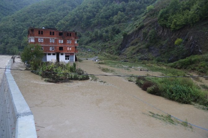 Evlerinin önü balçıkla dolunca evlerinde mahsur kalan vatandaşlar AFAD ekipleri tarafından kurtarıldı