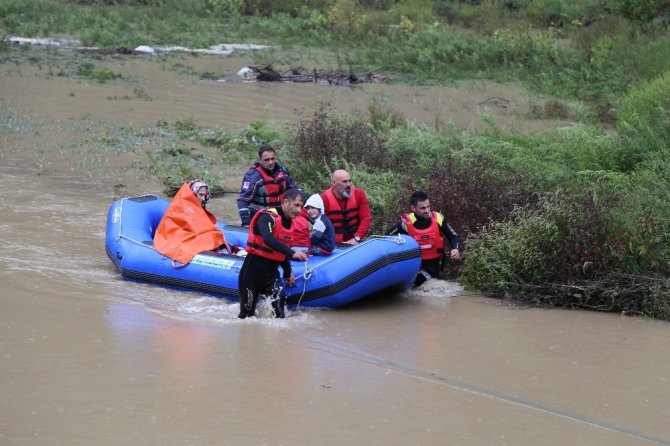 Evlerinin önü balçıkla dolunca evlerinde mahsur kalan vatandaşlar AFAD ekipleri tarafından kurtarıldı