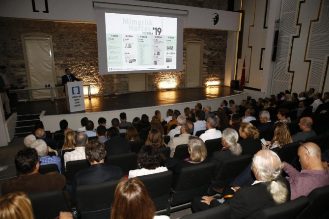 Başkan Batur’dan meslektaşlarına plaket