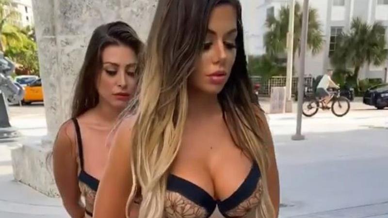 Polis, ünlü modelleri iç çamaşırıyla götürdü!