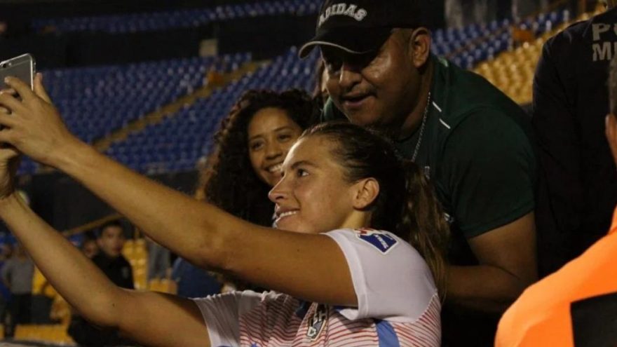 Tarihi maçta kadın futbolcuya iğrenç hareket!