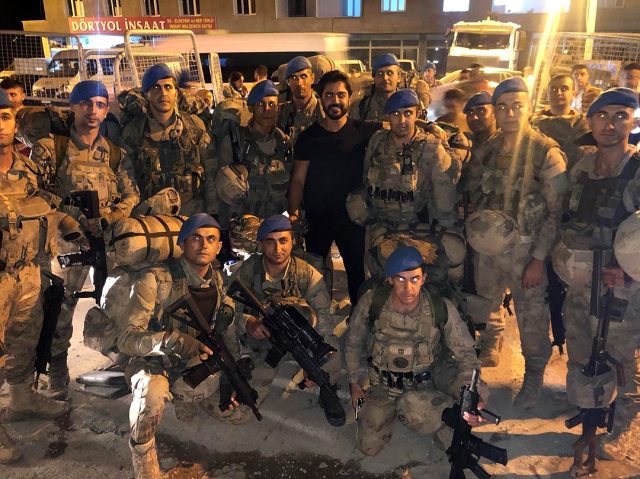 Yusuf Güney polislerle söylediği Komando Marşı gündem oldu