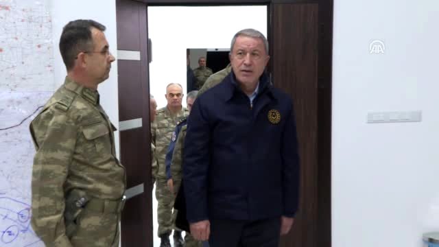 Milli Savunma Bakanı Akar ve komutanlar sınır hattında