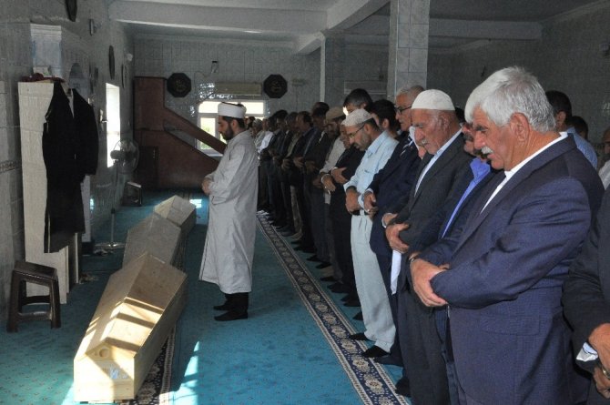 Teröristlerin havan toplu saldırısı sonucu şehit olan anne ve iki kızı yan yana toprağa verildi