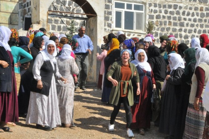 Teröristlerin havan toplu saldırısı sonucu şehit olan anne ve iki kızı yan yana toprağa verildi