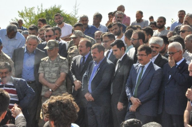 Teröristlerin havan toplu saldırısı sonucu şehit olan anne ve iki kızı yan yana toprağa verildi