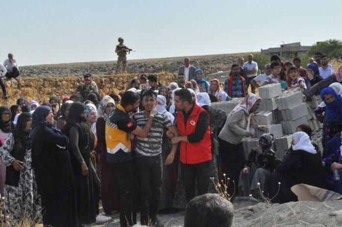 Teröristlerin havan toplu saldırısı sonucu şehit olan anne ve iki kızı yan yana toprağa verildi