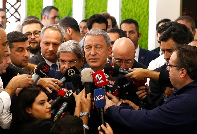 Bakan Akar'dan flaş DEAŞ açıklaması: YPG'lilerin DEAŞ'lıları kaçırdığını tespit ettik