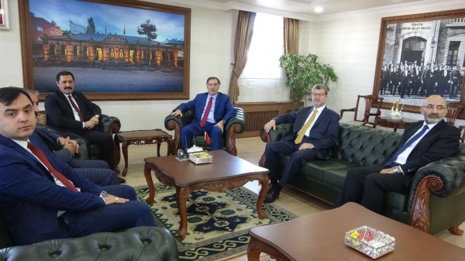 "Ardahan’da projelerin hayata geçmesiyle Türkiye dışarıdan hayvan ithal etmeyecek"