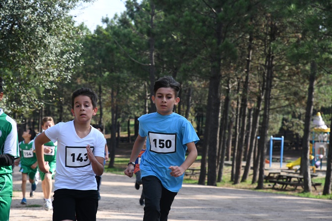 Pendik'te Atletizm Kros Yarışları izleyicilere heyecanlı dakikalar yaşattı