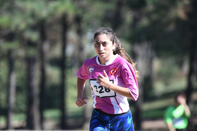 Pendik'te Atletizm Kros Yarışları izleyicilere heyecanlı dakikalar yaşattı