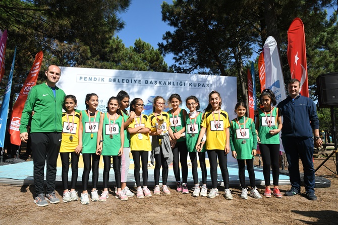 Pendik'te Atletizm Kros Yarışları izleyicilere heyecanlı dakikalar yaşattı