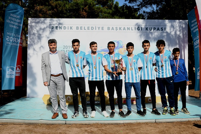 Pendik'te Atletizm Kros Yarışları izleyicilere heyecanlı dakikalar yaşattı
