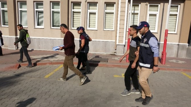 Çanakkale’de mülteci kaçaklığına organizatörlük yaptıkları iddia edilen 2 kişi adliyede