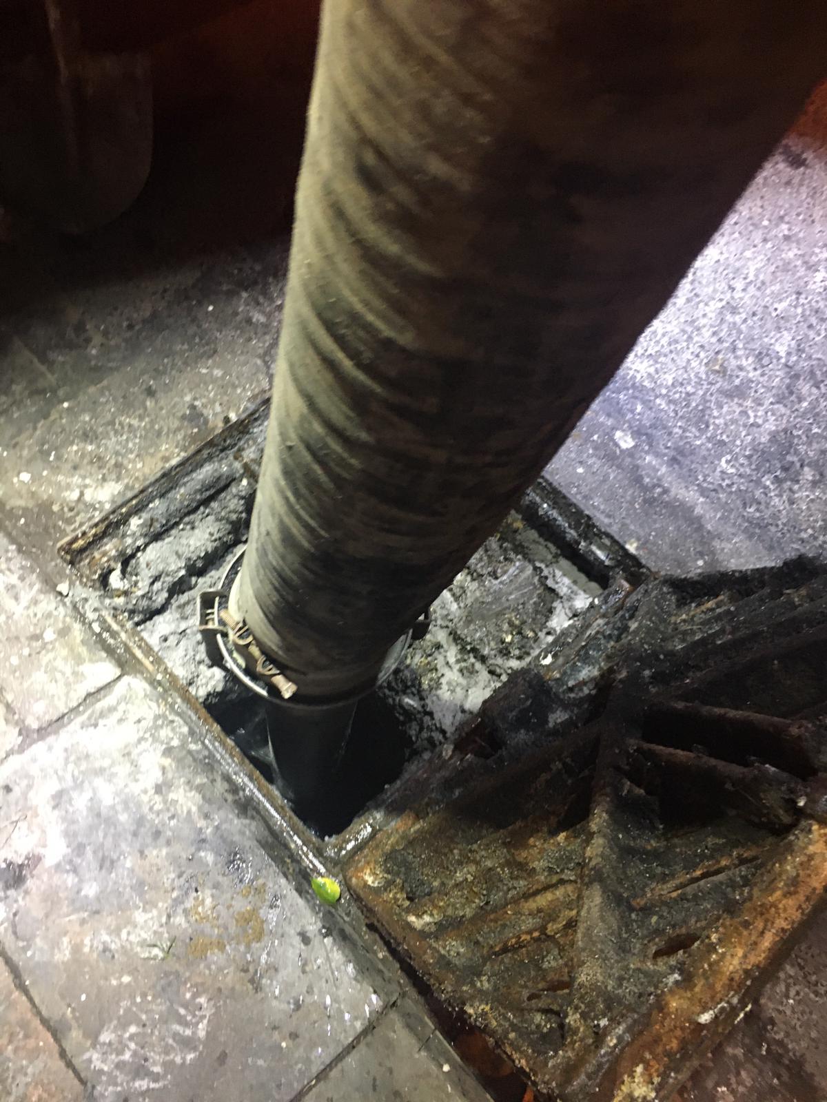 Pendik'te yağmur suyu kanalları ve mazgallar için gece mesaisi