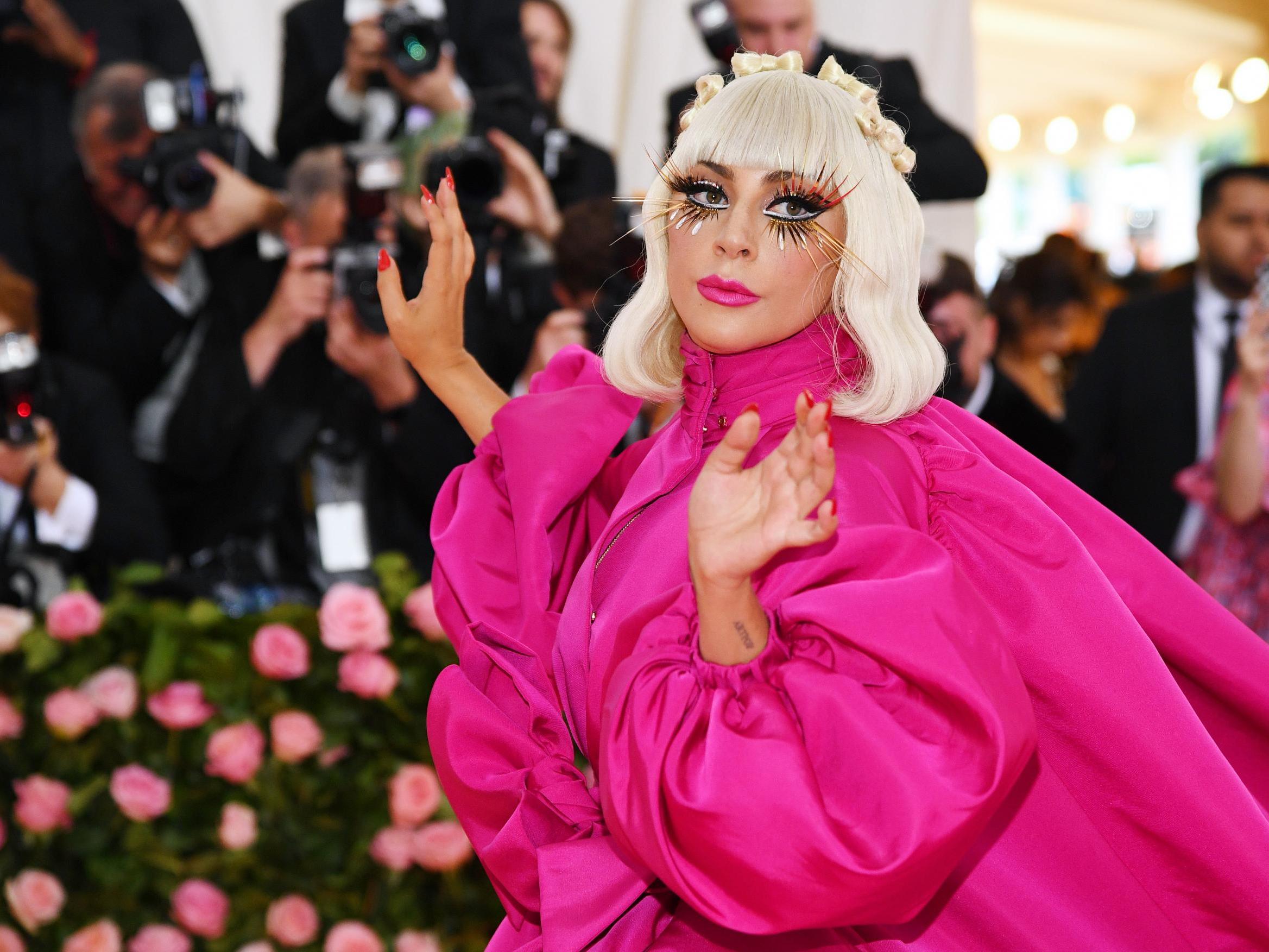 Lady Gaga, hayranının kucağında zıplarken sahneden düştü