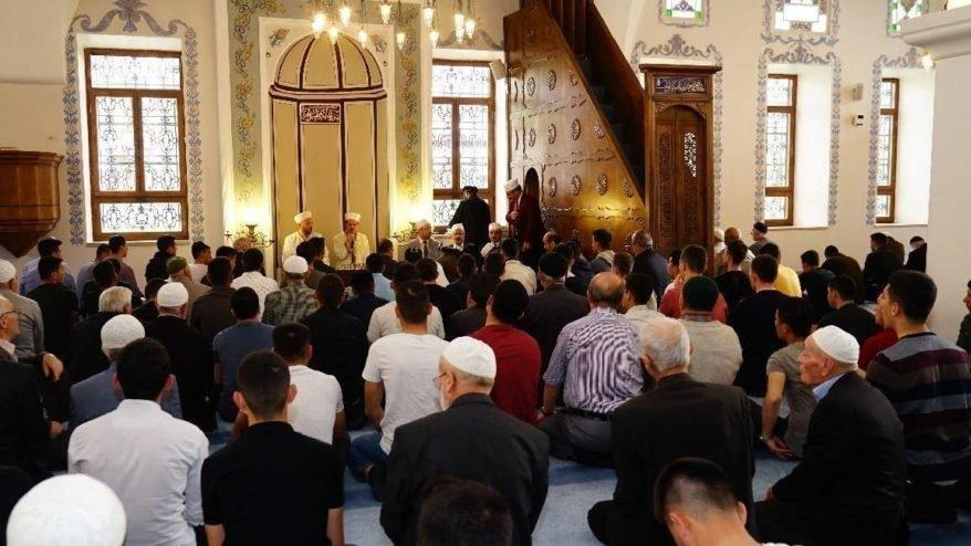 Cuma Namazı nasıl kılınır? Kaç rekattır? Nasıl niyet edilir? Cuma namazı saat kaçta?