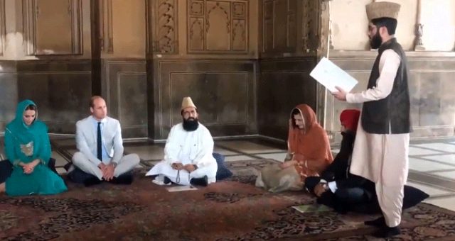 Kraliyet gelini Kate Middleton Pakistan'da cami ziyaretinde bulundu