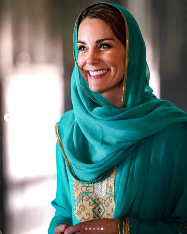 Kraliyet gelini Kate Middleton Pakistan'da cami ziyaretinde bulundu