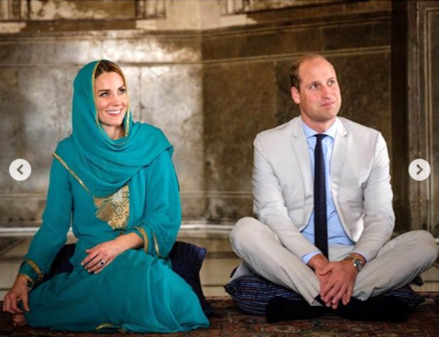 Kraliyet gelini Kate Middleton Pakistan'da cami ziyaretinde bulundu