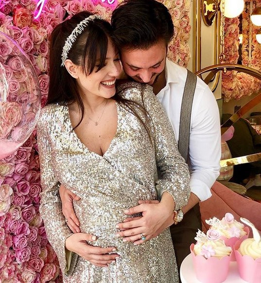 Pelin Akil ikiz kızlarının yüzlerini paylaşarak 'dünyam' notunu düştü