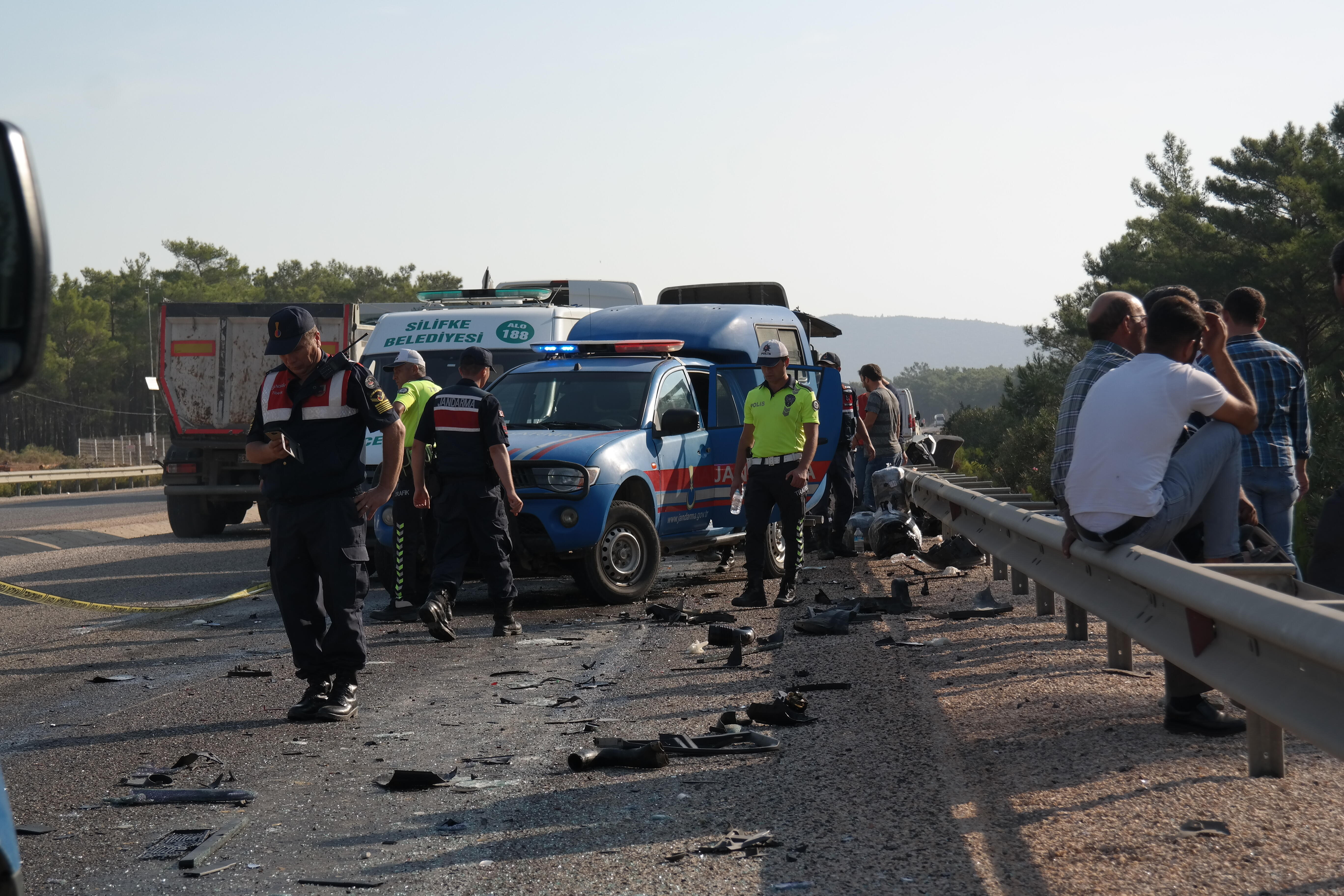 Rus mühendisleri taşıyan minibüs kaza yaptı: 2 ölü, 11 yaralı 