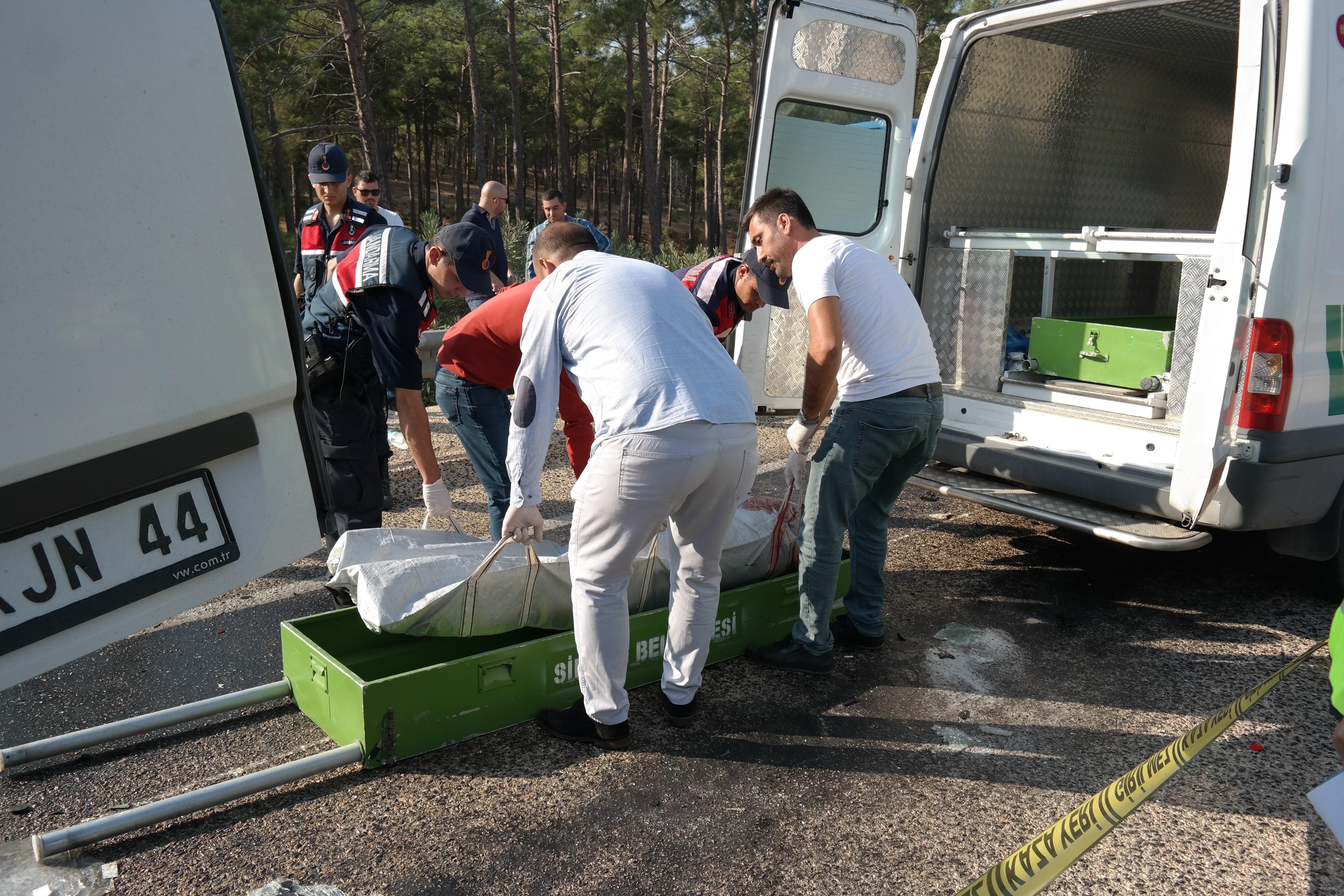 Rus mühendisleri taşıyan minibüs kaza yaptı: 2 ölü, 11 yaralı