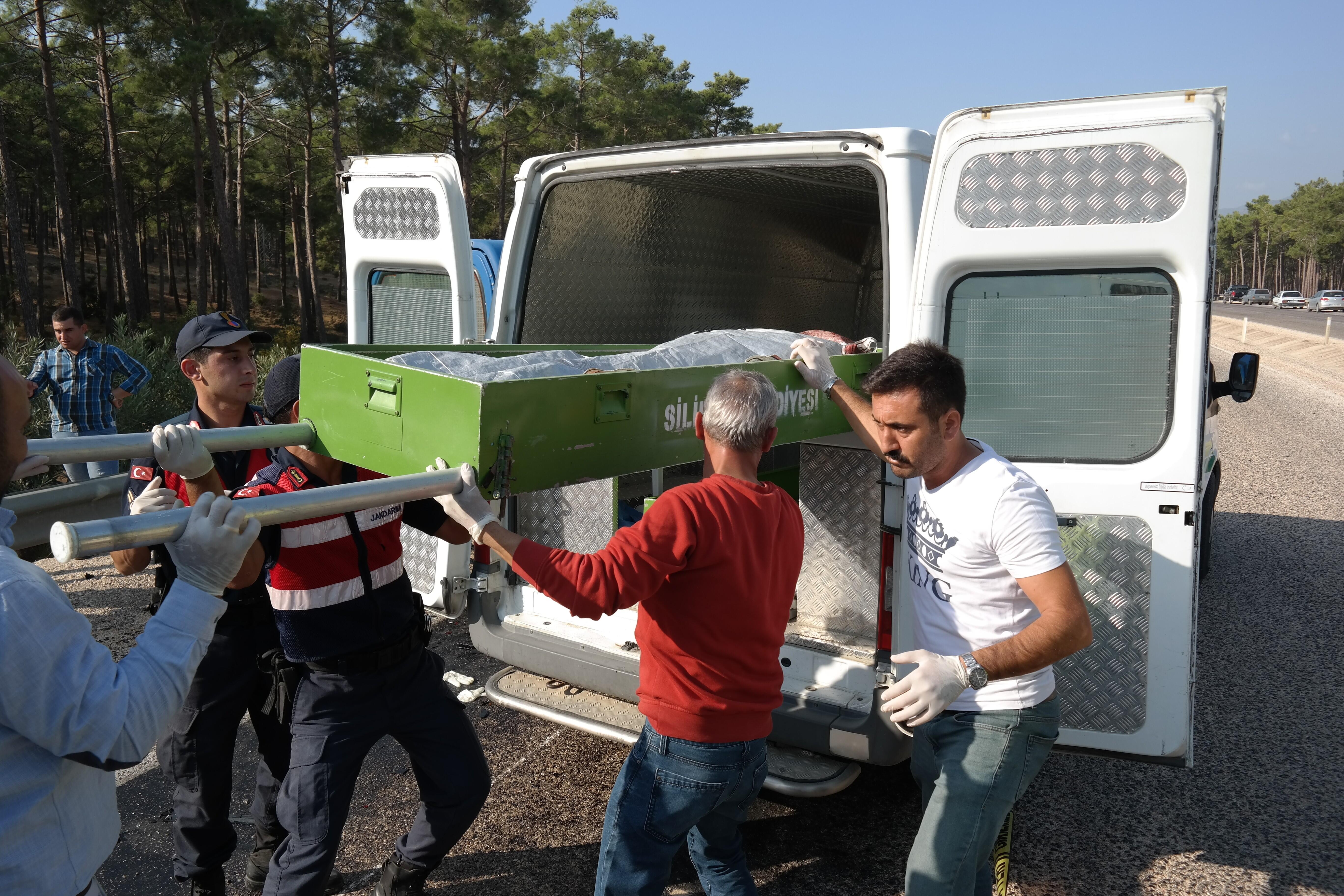 Rus mühendisleri taşıyan minibüs kaza yaptı: 2 ölü, 11 yaralı